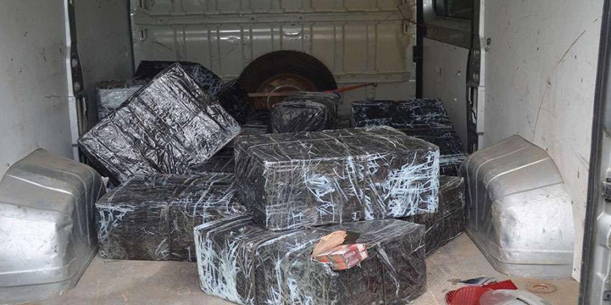 Polițiștii de frontieră maramureșeni au confiscat un autoturism încărcat cu 7.000 de pachete cu țigări