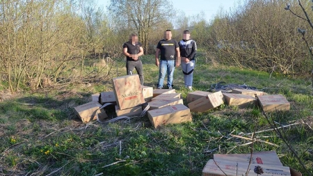 Trei contrabandiști prinși – unul minor – și 10.500 de pachete cu țigări ucrainiene confiscate