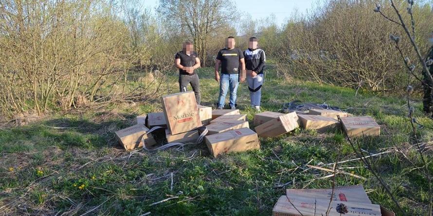 Trei contrabandiști prinși – unul minor – și 10.500 de pachete cu țigări ucrainiene confiscate
