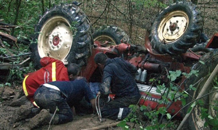 Cazurile de lângă noi:În județul Maramureș un bărbat în vârstă de 54 ani e victimă a unui accident de tractor! Verificări ale polițiștilor!