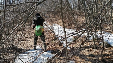 În așteptarea vremurilor bune: Salvamontiștii maramureșeni fac lucrări de întreținere a traseelor turistice din județ (GALERIE FOTO)