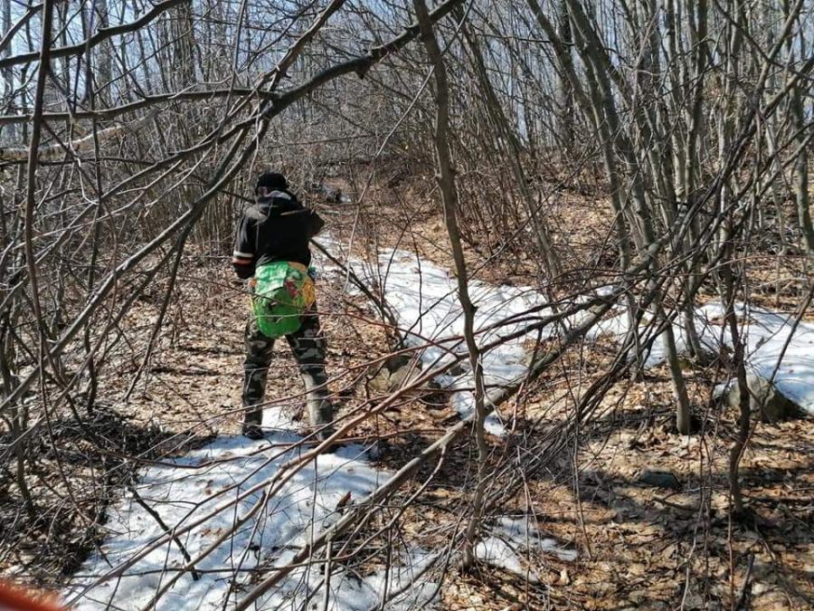 În așteptarea vremurilor bune: Salvamontiștii maramureșeni fac lucrări de întreținere a traseelor turistice din județ (GALERIE FOTO)
