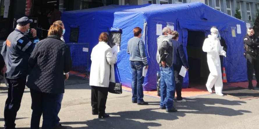 Maramureșenii au luat cu asalt Spitalul Județean; Se recomandă programarea telefonică anterioară consultației și completarea chestionarului încă de acasă (DOCUMENT)