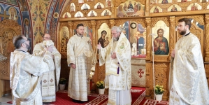 PS Iustin: „Biserica n-a făcut vreodată rău omului, ci îl salvează, îl ajută, îl îndrumă, îl educă, îl transformă din om al pământului în om al cerului” (GALERIE FOTO)