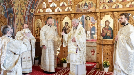 PS Iustin: „Biserica n-a făcut vreodată rău omului, ci îl salvează, îl ajută, îl îndrumă, îl educă, îl transformă din om al pământului în om al cerului” (GALERIE FOTO)