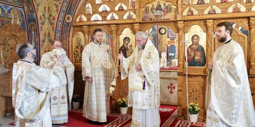 PS Iustin: „Biserica n-a făcut vreodată rău omului, ci îl salvează, îl ajută, îl îndrumă, îl educă, îl transformă din om al pământului în om al cerului” (GALERIE FOTO)