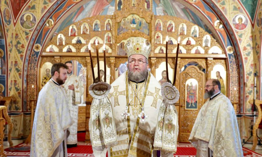 PS Iustin: „Dumnezeu este făcătorul cerului, al pământului şi ziditorul nostru; de Dumnezeu atârnă viaţa noastră, sufletul nostru, existenţa noastră întreagă” (GALERIE FOTO)