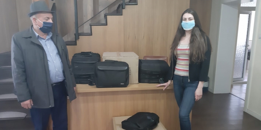 SLI MM împrumută laptopurile centrului său de formare pentru învățarea online