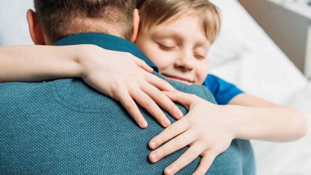 Vot important în Parlament privind adopțiile. Un copil va putea fi declarat adoptabil doar cu acordul părinților