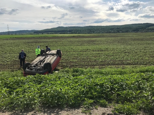 Accident spectaculos între Ardusat și Colțirea: Un bărbat din Dej s-a răsturnat cu mașina pe plafon