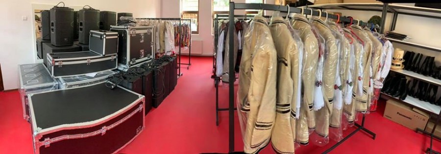 Proiect finalizat: Căminul Cultural din Moisei, dotat cu costume populare; Tinerele talente vor putea duce tradiția mai departe (GALERIE FOTO)