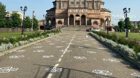 Curtea Catedralei „Sfânta Treime” din Baia Mare, pregătită pentru a-i primi pe credincioși