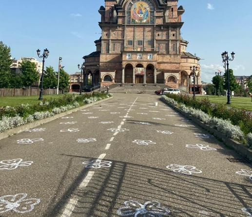 Curtea Catedralei „Sfânta Treime” din Baia Mare, pregătită pentru a-i primi pe credincioși
