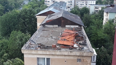 Șocant: Un an de la microtornada care a răvășit Baia Mare; Acoperișuri azvârlite ca niște coli de hârtie și mașini ciuruite de grindină (VIDEO ȘI GALERIE FOTO)