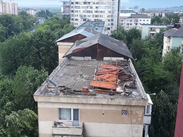 Șocant: Un an de la microtornada care a răvășit Baia Mare; Acoperișuri azvârlite ca niște coli de hârtie și mașini ciuruite de grindină (VIDEO ȘI GALERIE FOTO)