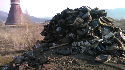 Surprinși în flagrant, în Baia Mare: Firmă sancționată de Garda de Mediu, după ce angajații au deversat deșeuri lângă Turnul de la Combinat (GALERIE FOTO)