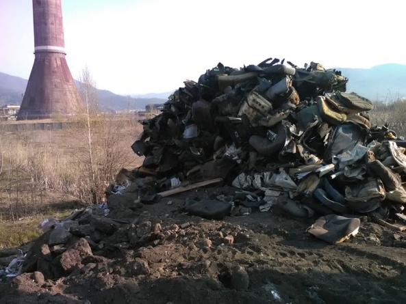 Surprinși în flagrant, în Baia Mare: Firmă sancționată de Garda de Mediu, după ce angajații au deversat deșeuri lângă Turnul de la Combinat (GALERIE FOTO)