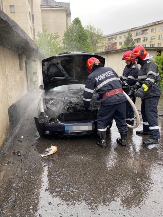 Incendiu auto: Mașină cuprinsă de flăcări pe strada I.L.Caragiale din Baia Mare (FOTO)