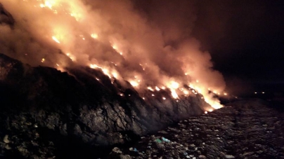 Incendiu: Aproape 24 de ore au luptat pompierii cu flăcările pe groapa de gunoi de la ieșirea din Baia Mare către Săsar