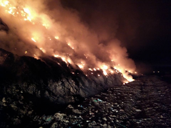 Incendiu: Aproape 24 de ore au luptat pompierii cu flăcările pe groapa de gunoi de la ieșirea din Baia Mare către Săsar