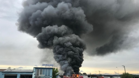 Incendiu violent în Baia Mare: O hală în construcție a fost mistuită de flăcări la ieșirea din oraș (VIDEO ȘI GALERIE FOTO)