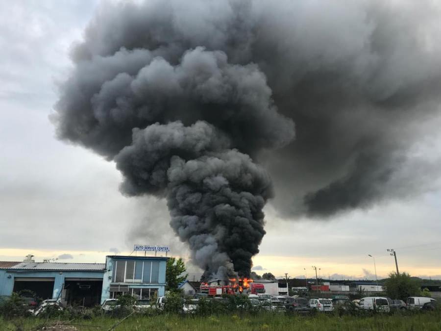 Incendiu violent în Baia Mare: O hală în construcție a fost mistuită de flăcări la ieșirea din oraș (VIDEO ȘI GALERIE FOTO)
