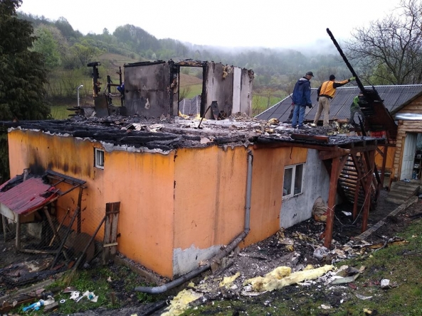 Mobilizare generală: Toboșarul Asociației „Valea Stejarului” și soția sa au rămas fără acoperiș deasupra capului; Întinde și tu o mână de ajutor! (VIDEO ȘI GALERIE FOTO)