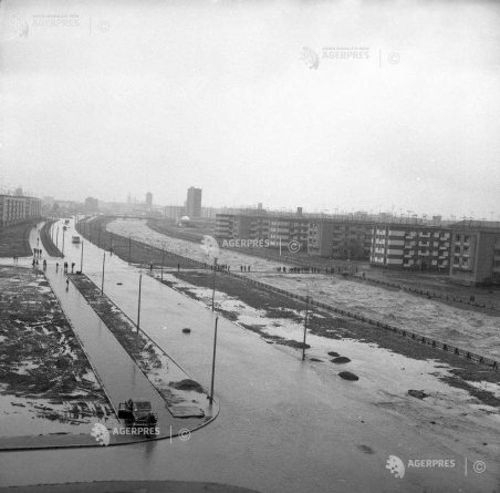 Retro Baia Mare: Un pod din municipiu, la un pas de detonare în timpul inundațiilor catastrofale de acum jumătate de secol (GALERIE FOTO ARHIVĂ)