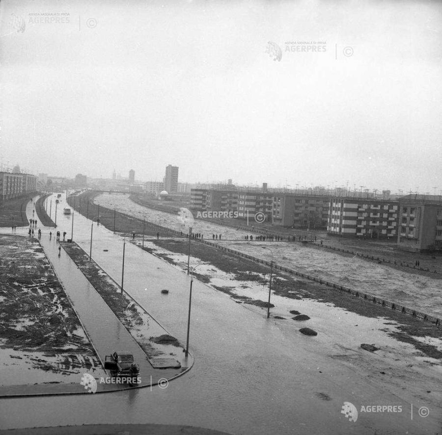 Retro Baia Mare: Un pod din municipiu, la un pas de detonare în timpul inundațiilor catastrofale de acum jumătate de secol (GALERIE FOTO ARHIVĂ)