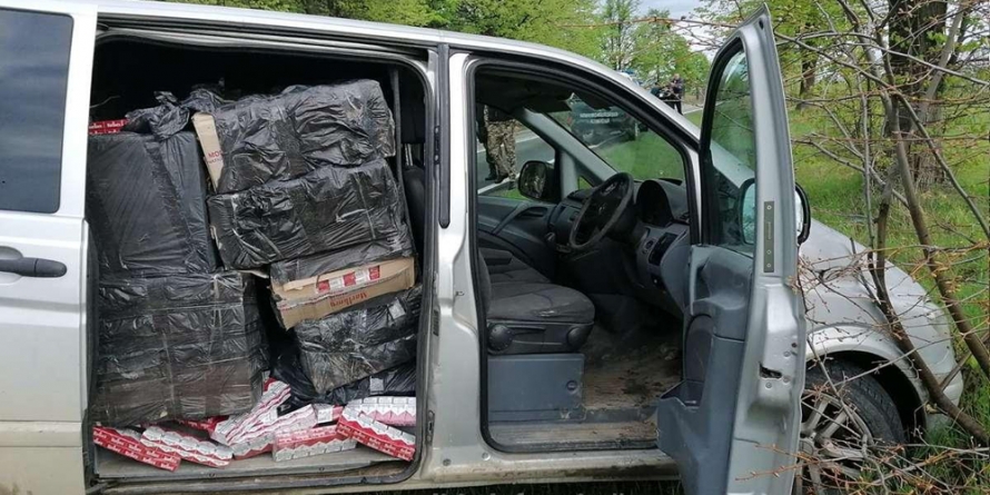 Țigări ucrainiene transportate cu microbuzul; șoferul a reușit să scape