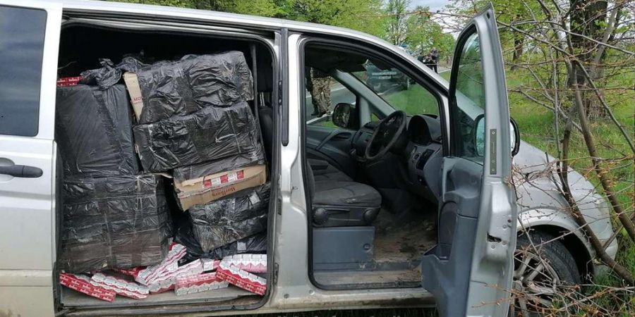 Țigări ucrainiene transportate cu microbuzul; șoferul a reușit să scape