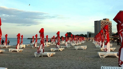 Regulile pe care trebuie să le respecte turiștii pe litoralul românesc; Ce distanță va fi între șezlonguri