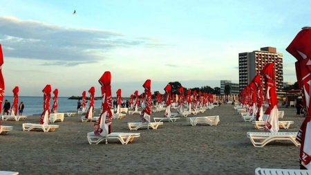 Regulile pe care trebuie să le respecte turiștii pe litoralul românesc; Ce distanță va fi între șezlonguri