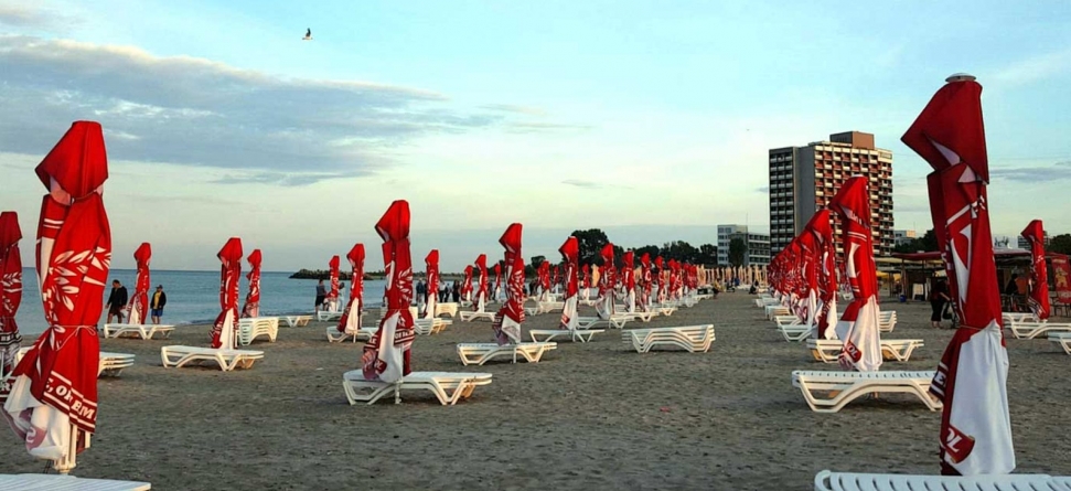 Regulile pe care trebuie să le respecte turiștii pe litoralul românesc; Ce distanță va fi între șezlonguri