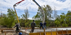 Șantiere deschise în Bârsana: Al treilea pod construit în ultimii ani, finalizat în vară; Autoritățile locale au cerut remedierea rigolei care îngreunează accesul la mănăstire (GALERIE FOTO)