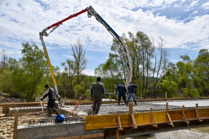 Șantiere deschise în Bârsana: Al treilea pod construit în ultimii ani, finalizat în vară; Autoritățile locale au cerut remedierea rigolei care îngreunează accesul la mănăstire (GALERIE FOTO)