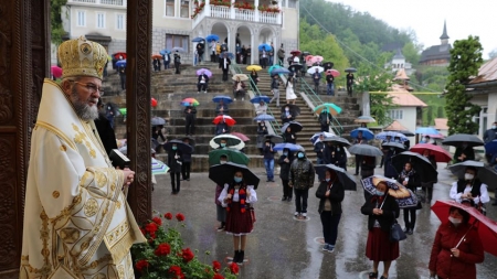 A apărut volumul „Comunicare, comuniune, Liturghie și Filantropie în vreme de pandemie”, care cuprinde toate mesajele transmise în pandemie de PS Iustin (FOTO)