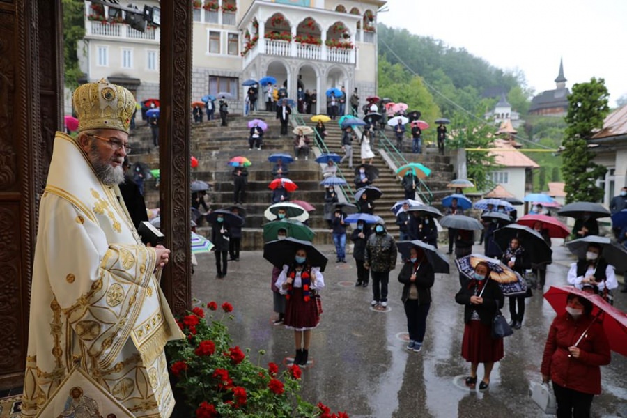 A apărut volumul „Comunicare, comuniune, Liturghie și Filantropie în vreme de pandemie”, care cuprinde toate mesajele transmise în pandemie de PS Iustin (FOTO)