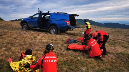 Intervenție în Maramureș: O sătmăreancă a avut nevoie de ajutorul salvamontiștilor după ce a alunecat la coborârea de pe Creasta Cocoșului (VIDEO ȘI GALERIE FOTO)
