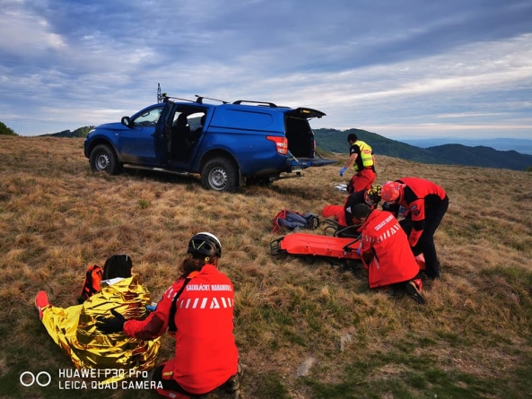 Intervenție în Maramureș: O sătmăreancă a avut nevoie de ajutorul salvamontiștilor după ce a alunecat la coborârea de pe Creasta Cocoșului (VIDEO ȘI GALERIE FOTO)