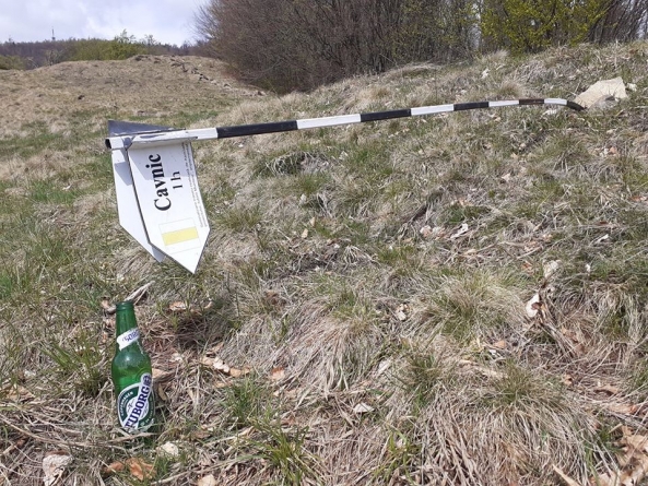 Nesimțire fără limite!: Indicatoare turistice vandalizate în zona Cavnic-Mogoșa; Voluntarii vor să dea o mână de ajutor salvamontiștilor după relaxarea măsurilor (GALERIE FOTO)