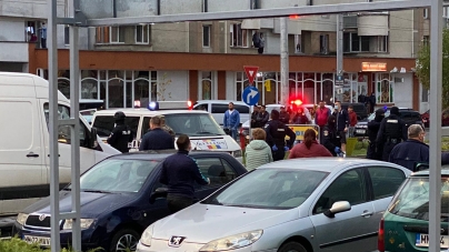 „Război” în Baia Mare: Scandal cu săbii la un supermarket din cartierul Vasile Alecsandri; Protagoniștii, conduși la audieri (FOTO)