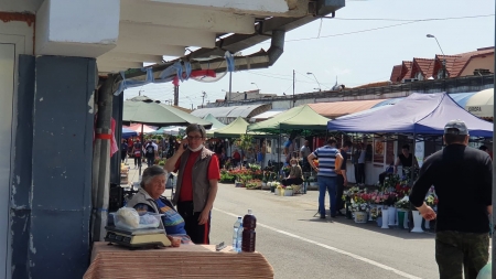 Care stare de alertă?: Unii băimăreni au dat efectiv de gard cu două luni de izolare în case; Orașul a devenit un veritabil furnicar (VIDEO ȘI GALERIE FOTO)