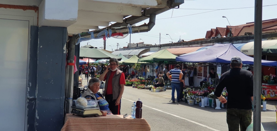 Care stare de alertă?: Unii băimăreni au dat efectiv de gard cu două luni de izolare în case; Orașul a devenit un veritabil furnicar (VIDEO ȘI GALERIE FOTO)