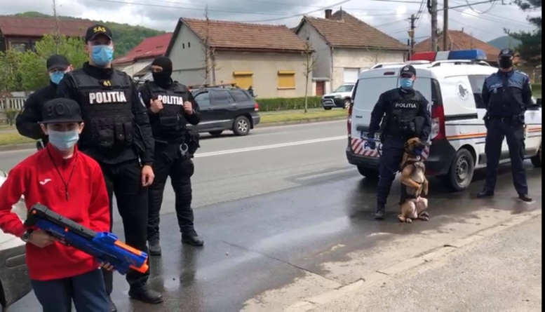 Surpriză uriașă pentru un copil în vârstă de zece ani din Baia Mare; Ce cadou a primit de ziua lui de la polițiști (VIDEO ȘI FOTO)