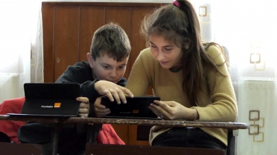 O temă reală: Există administrații locale din țară, care au acționat la timp, înaintea guvernului, și au achiziționat tablete pentru elevi; În Baia Mare și Maramureș se tot bate pasul pe loc