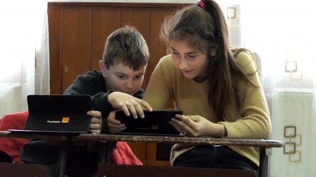 O temă reală: Există administrații locale din țară, care au acționat la timp, înaintea guvernului, și au achiziționat tablete pentru elevi; În Baia Mare și Maramureș se tot bate pasul pe loc