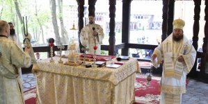 Sfânta Liturghie la Mănăstirea Scărișoara Nouă (GALERIE FOTO)