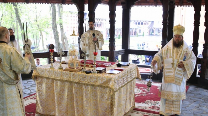 Sfânta Liturghie la Mănăstirea Scărișoara Nouă (GALERIE FOTO)