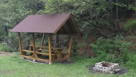 Pentru iubitorii de natură: Foișoare, mese, bănci și vetre de foc amenajate pe Valea Chiuzbăii; Cetățenii, rugați să fie responsabili (GALERIE FOTO)